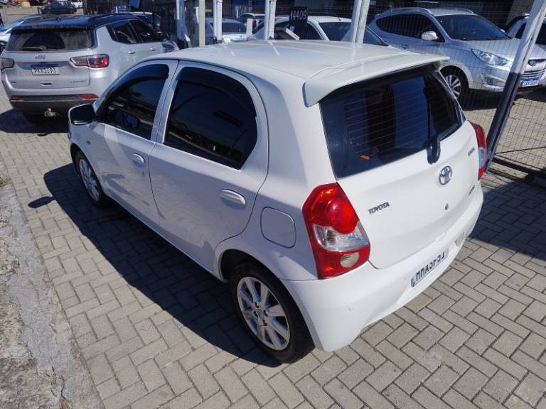 TOYOTA - ETIOS - 2013/2013 - Branca - R$ 40.900,00