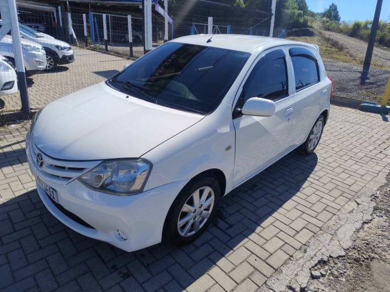 TOYOTA - ETIOS - 2013/2013 - Branca - R$ 40.900,00
