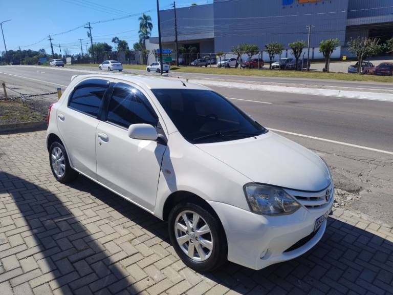 TOYOTA - ETIOS - 2013/2013 - Branca - R$ 40.900,00
