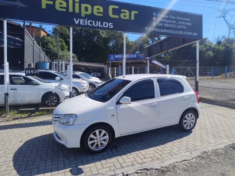 TOYOTA - ETIOS - 2013/2013 - Branca - R$ 40.900,00