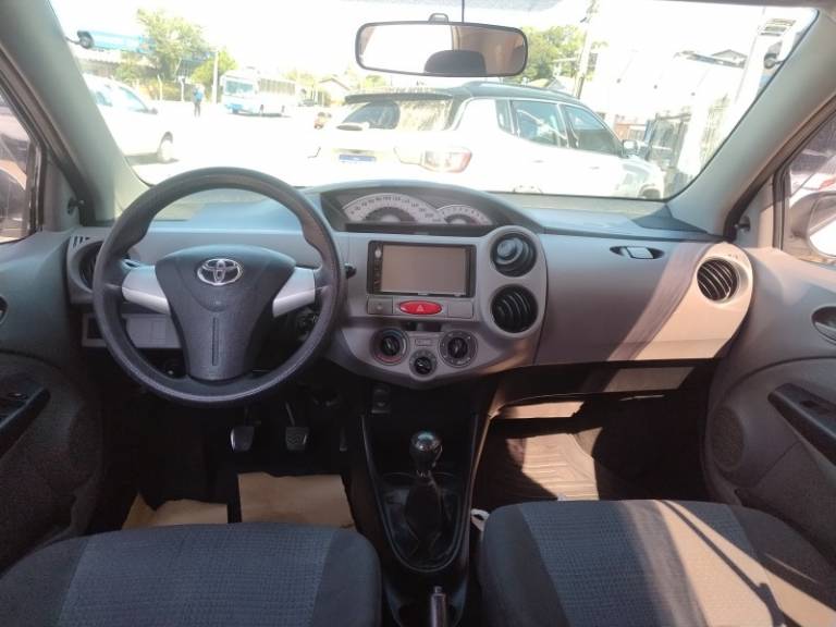 TOYOTA - ETIOS - 2013/2013 - Branca - R$ 40.900,00