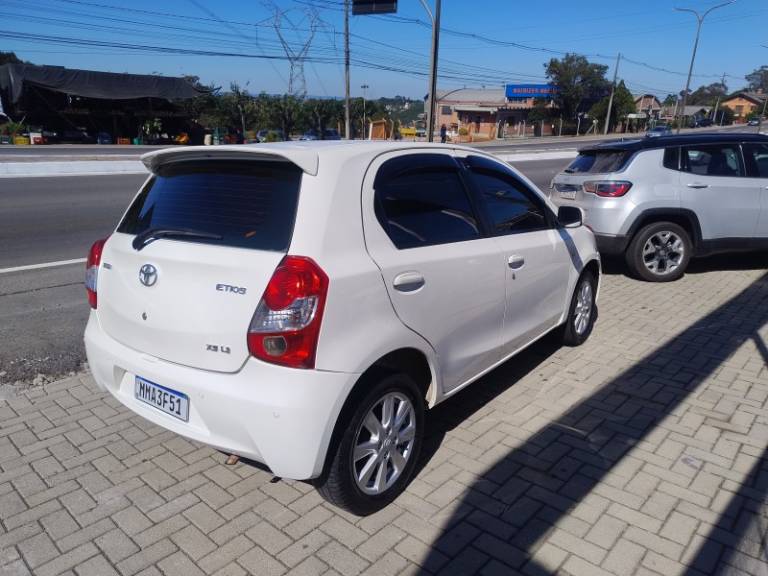 TOYOTA - ETIOS - 2013/2013 - Branca - R$ 40.900,00