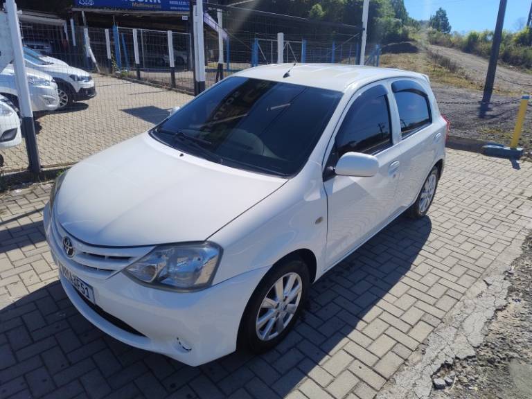 TOYOTA - ETIOS - 2013/2013 - Branca - R$ 40.900,00