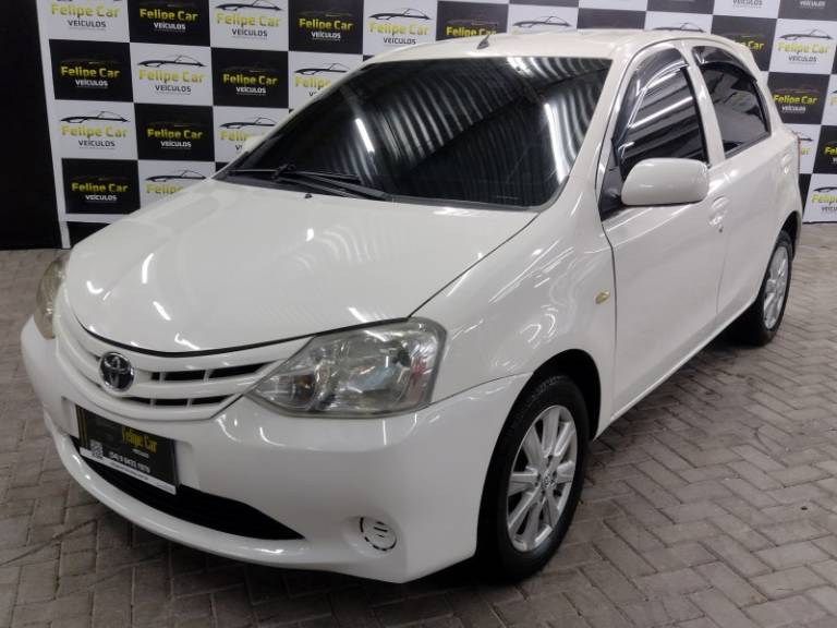 TOYOTA - ETIOS - 2013/2013 - Branca - R$ 40.900,00